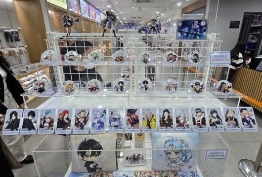 - 캔뱃지와 트레이딩카드, 아크릴 스탠드, 쿠션 등 굿즈 전시 중