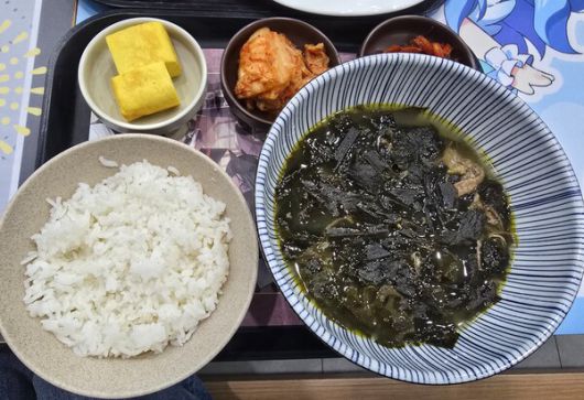 - 미역국에 계란말이, 김치, 무말랭이가 맛이 없을 리 없지