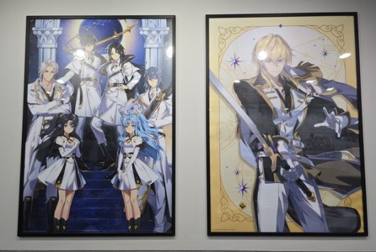 - 액자에 큼직하게 걸린 5주년 일러스트와 왕자 카르티스