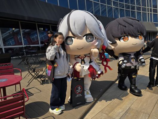 - 꼬마 방랑자와 친절하게 사진도 찍어주는 중