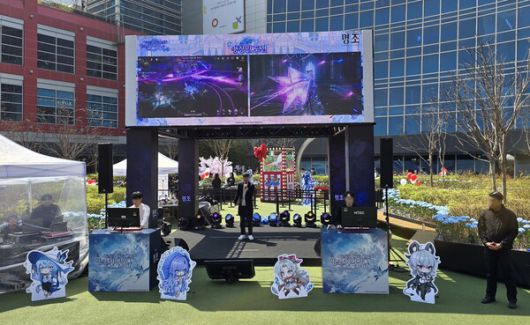 - 야외 무대에서는 다양한 현장 프로그램을 진행한다