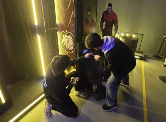 - 황동수를 이기기 위해 팔씨름 중인 관람객