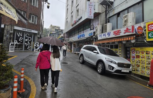 - 회현역에서 500m 정도 걸어가면 만날 수 있는 백범 광장