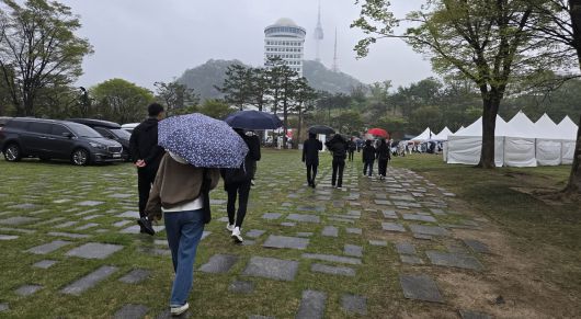 - 백범 광장 입구