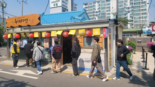 - 입장 시간이 되자 안내에 따라 입장 중인 선생님들