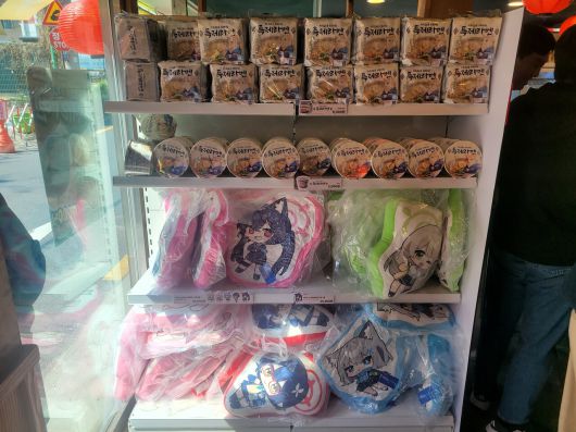 - 라멘 한 그릇 후에 굿즈 구매까지