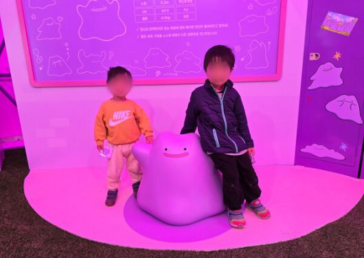 - 내부는 메타몽과 함께 사진을 찍을 수 있는 포토존, 4컷 만화 등 전시 중이다