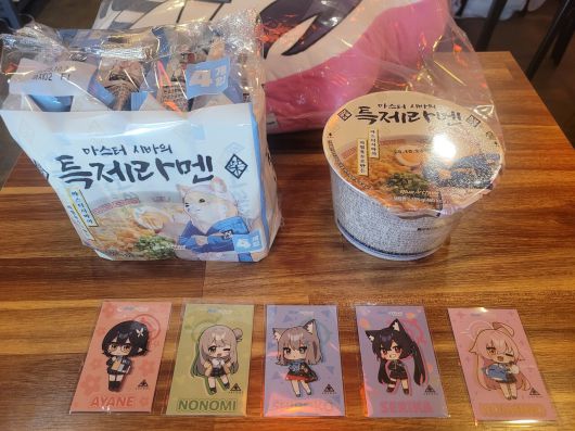 - 팝업 스토어에서만 얻을 수 있는 포토카드