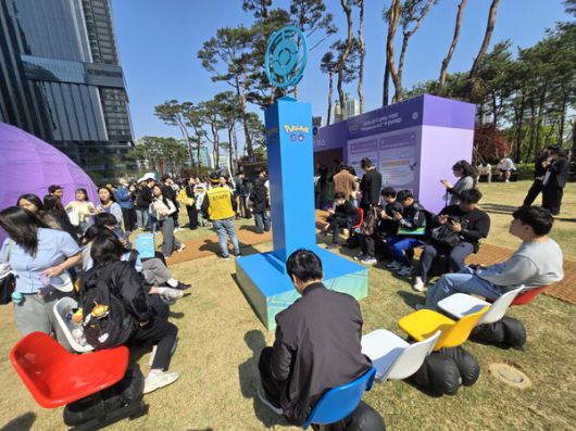 - 메타몽을 잡기 위해 정각 대기하는 트레이너들