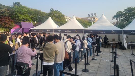 - 박사님들이 기념 굿즈를 사기 위해 줄을 서고 있었다.