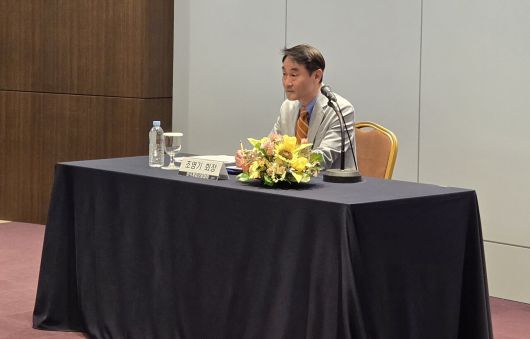 - 기자들의 질문에 답하는 조 회장