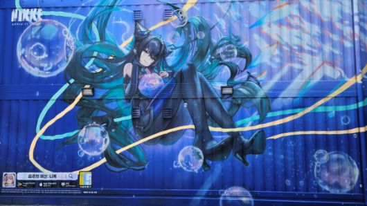 - 리틀 머메이드를 상징적으로 담아낸 대형 아트워크