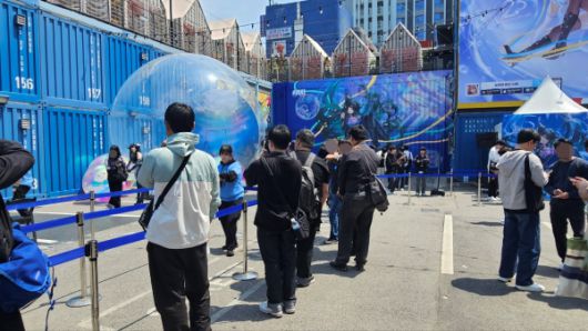 - 리틀 머메이드를 담기 위해 바쁜 지휘관들