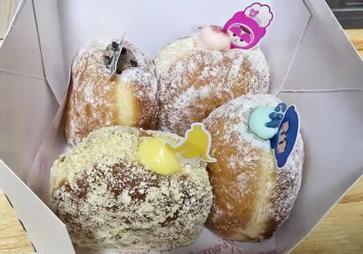 - 알록달록 크림과 카러플 캐릭터 플래그가 꽂혀 있다