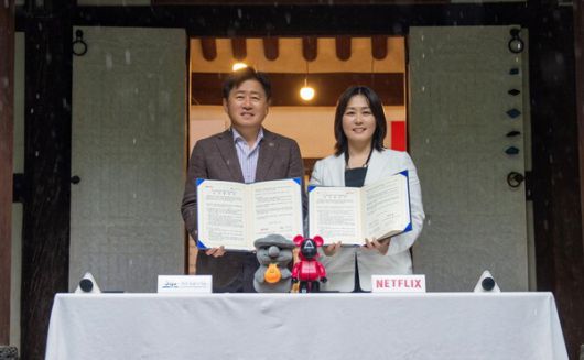 오영훈 제주특별자치도지사(왼쪽)와 김민영 넷플릭스 아시아 태평양 지역(인도 제외) 콘텐츠 VP가 기념 촬영을 하고 있다. 사진=넷플릭스