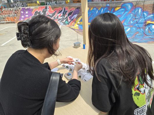 - 틴 케이스를 직접 꾸밀 수 있다