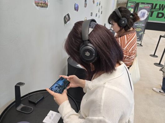 - 배틀그라운드 모바일 시연 중인 방문객