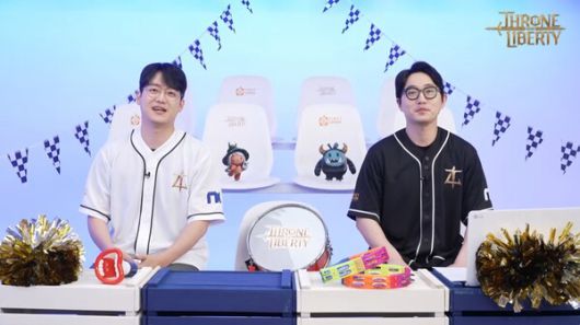 - 쓰론 앤 리버티 라이브 방송을 진행하는 박건수 PD와 오창현 기반 디자이너