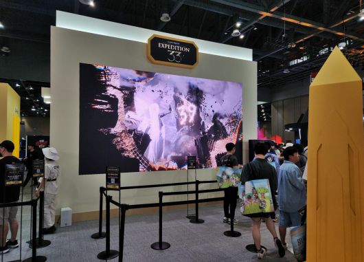 - 부스 중앙에는 클레르 옵스퀴르: 33 원정대 관련 영상이 재생된다