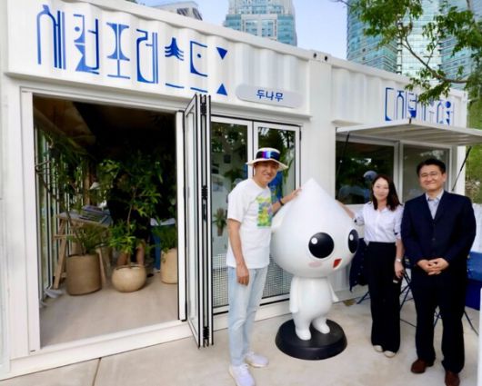 디지털 치유정원에 방문한 오세훈 서울시장(왼쪽). 사진=두나무