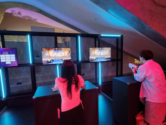 - 마우스가 아닌 라이트 건을 이용해 사격장을 즐기는 이색 코너도 마련돼 있다