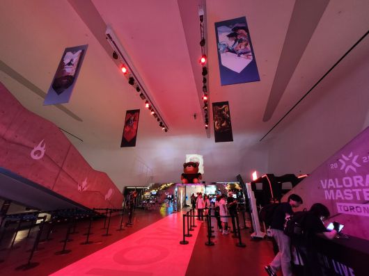 - 팝업 천장에는 그동안 출시된 플레이어 카드가 걸려있다