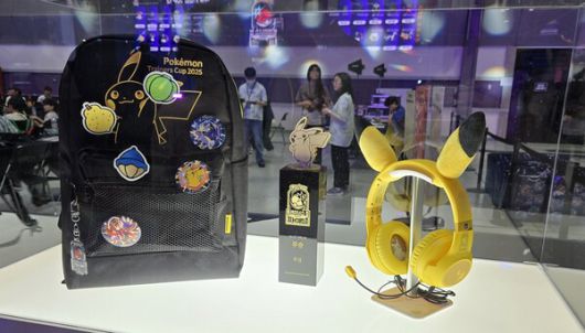 - 우승자에게 수여되는 트로피와 상품