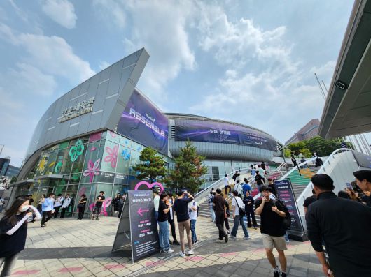 - 6월 초라고는 믿기지 않을 정도로 무더운 날씨에도 많은 사람들이 장충 체육관을 찾았다