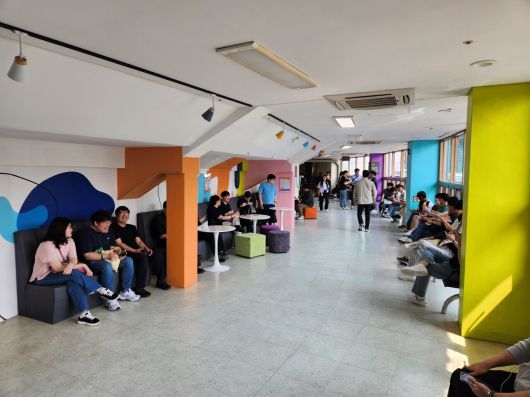 - 본격적인 행사 시작 전 휴게 공간에서 지인들과 대화 중인 용사들