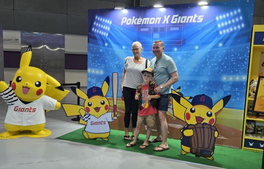 - 외국인 트레이너 가족도 롯데 자이언츠 피카츄와 함께 기념 사진을 촬영했다