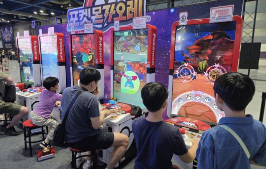 - 포켓몬가오레를 함께 즐기는 아버지와 딸