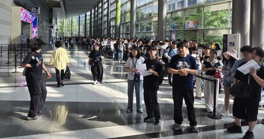 - 오전 9시인데 이미 긴 대기열이 형성되어 있었다