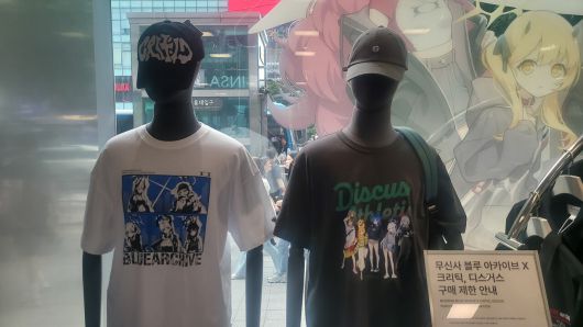 - 마네킹을 통해 티셔츠를 입으면 어떤 느낌인지 조금이나마 알 수 있다.