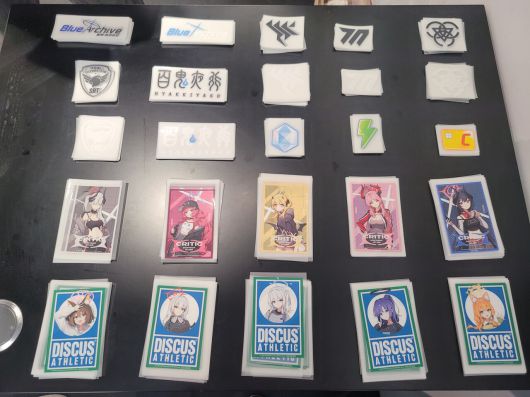 - 학생 1명과 로고를 최대 4개까지 선택해 나만의 티셔츠를 만드는 게 가능하다