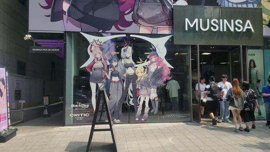 - 일반 매장 이용객들은 자유롭게 출입이 가능하다.