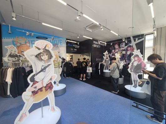 - 입구를 들어가면 탁트인 공간에서 학생들이 반겨준다.