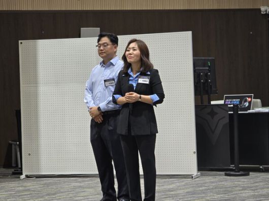 - 좌측부터 이용훈 스틸시리즈 공식 수입사 엠엔웍스 매니저, 이혜경 스틸시리즈 코리아 지사장