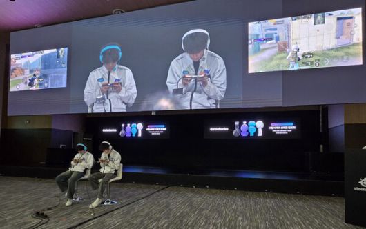 - 신제품을 '배틀그라운드 모바일'로 시연한 발키리 안재범 선수와 xly 남경민 선수