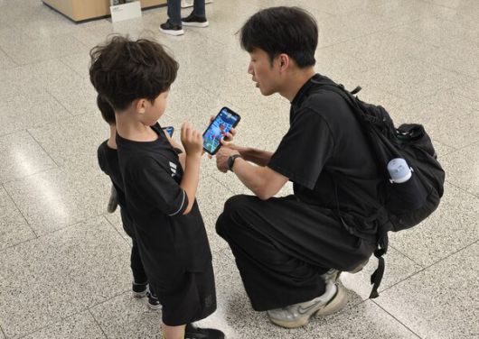 - 꼬마 트레이너들과 함께 레이드를 진행 중인 트레이너