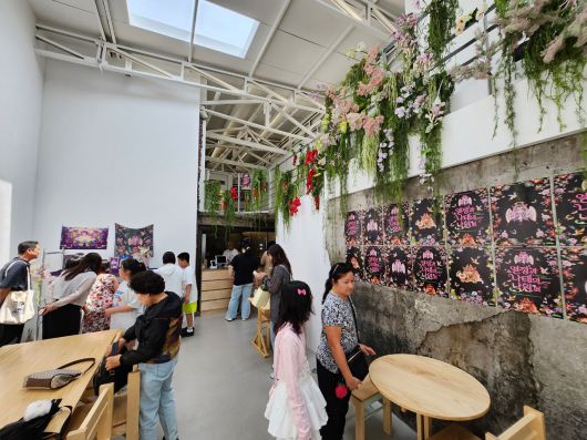 - 카페 내부는 화사한 분위기로 꾸며졌다