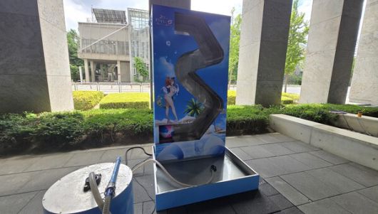 - 밖에서는 시원한 워터밤을 즐길 수 있다