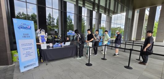 - 입구에 들어가기 전에 등록 절차를 거쳐야 한다