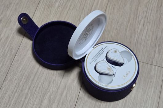 - 케이스와 본체는 정확하게 도킹되어 빠지지 않는다