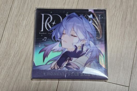 - 아크릴 스탠드도 안전하게 플라스틱 포장이 되어 있다