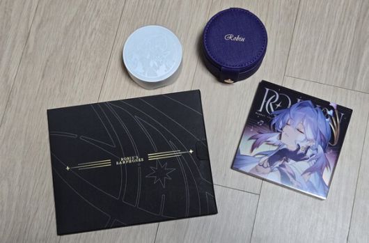 - 박스 안에 이어캡과 C타입 케이블이 모두 담겨 있다