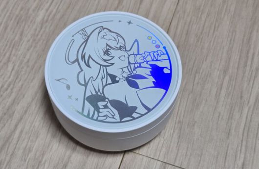 - 홀로그램 처리가 고급스러운 감성을 더했다