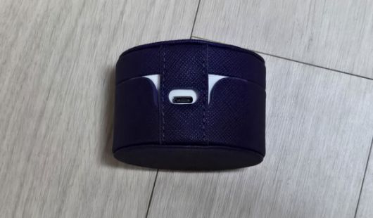 - 케이스를 착용해도 충전이 가능하다