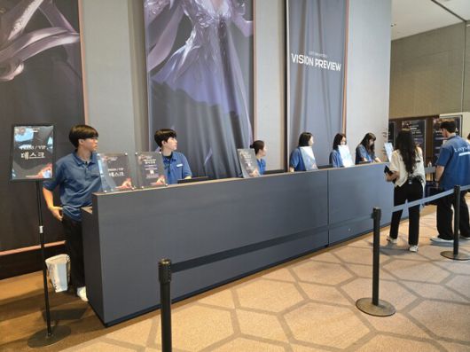 - 모험가들을 맞이하는 데스크