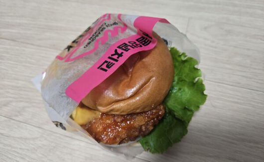- 매콤양념치킨버거는 그냥 양념치킨 맛이었다
