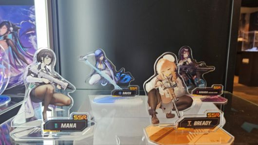 - 가장 뒤에서도 존재감을 뿜어내는 레이븐 아크릴 스탠드